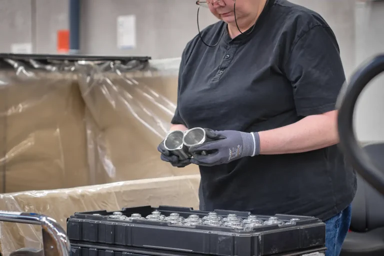 Qualitätsprüfung von Metallteilen