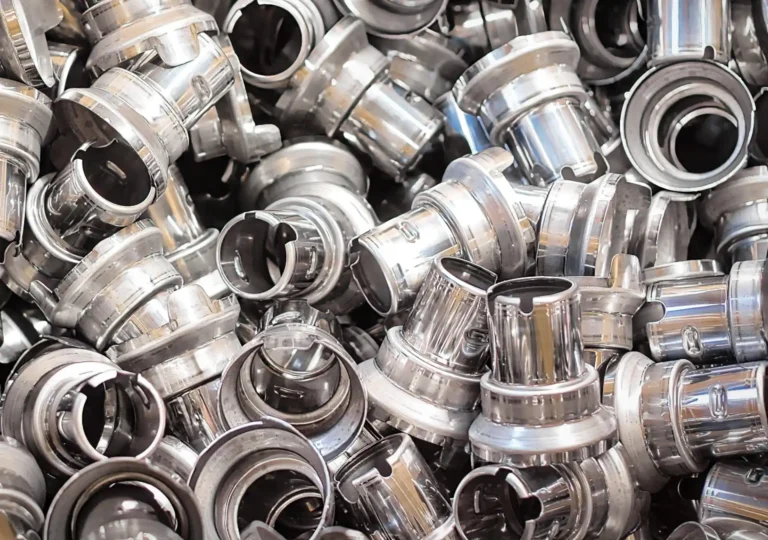 Stanz- und Biegeteile aus Metall in Detailaufnahme