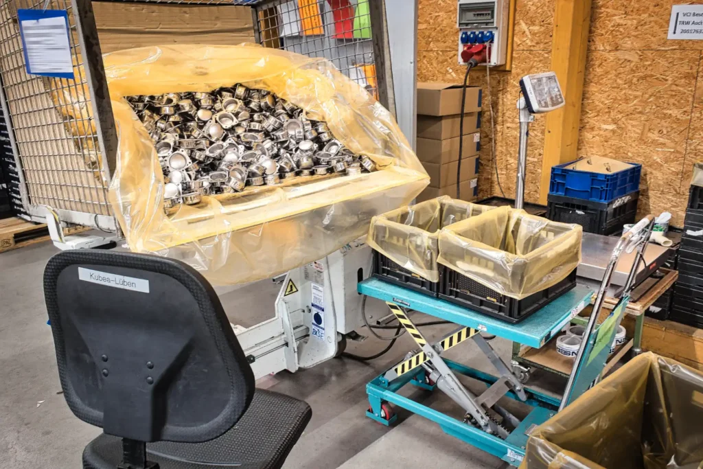 Ergonomischer Arbeitsplatz zur Qualitätsprüfung von Metallteilen