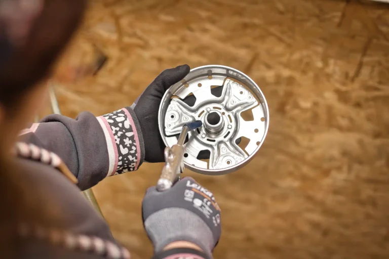 Nachbearbeitung eines Bauteils aus Metall mit Druckluft.