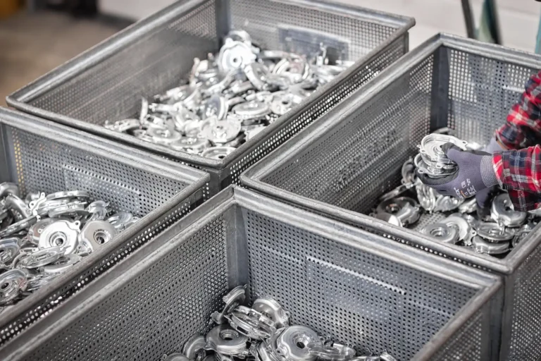 Sortierung von Metallteilen in gekennzeichnetenGitterboxen.