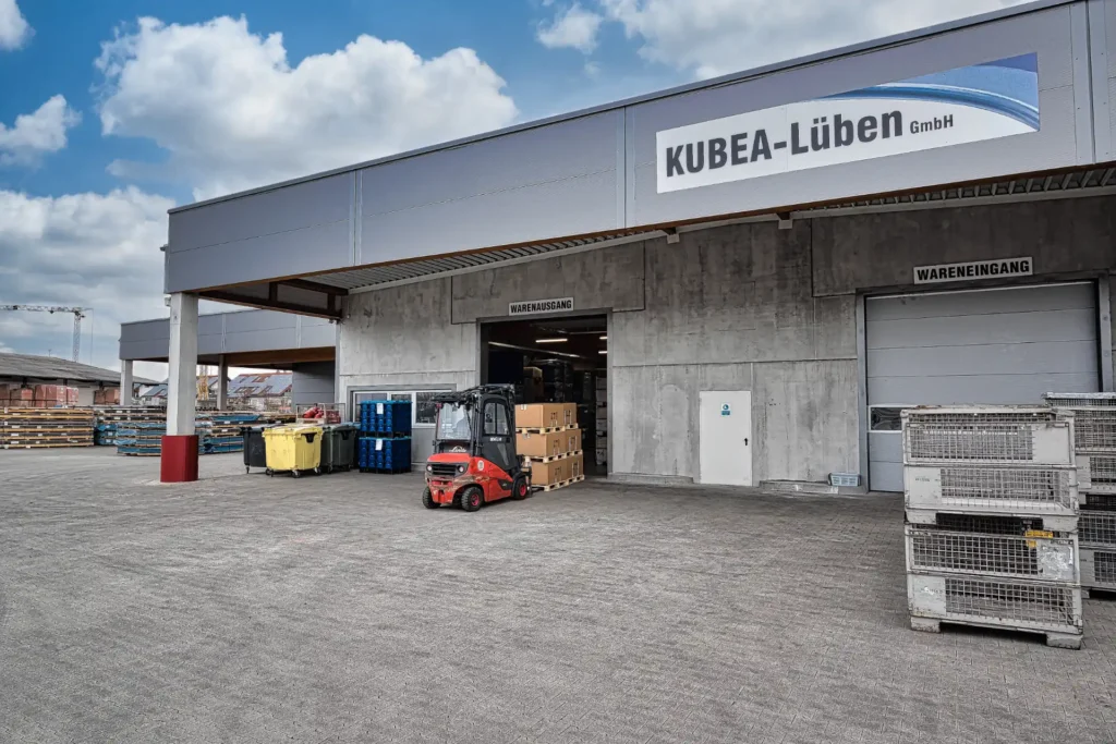 Wareneingang und Warenausgang am Firmengebäude der KUBEA-Lüben GmbH